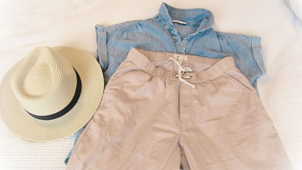 Wiosenne stylizacje ze spodniami bawełnianymi Pact, bluzką dżinsową Neuflora i kapeluszem