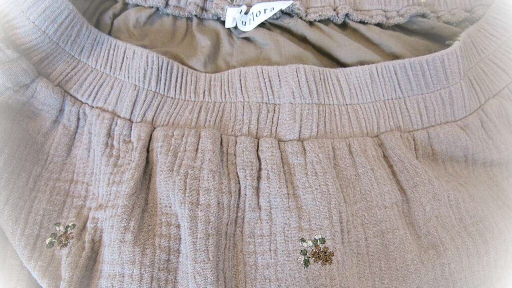 spódnica taupe z haftowanymi kwiatkami z baweły gazowej