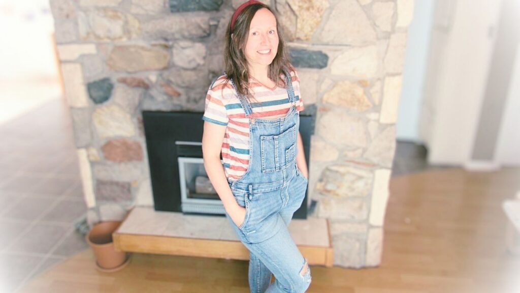 dziewczyna w ogrodniczkach i kolorowej bluzce