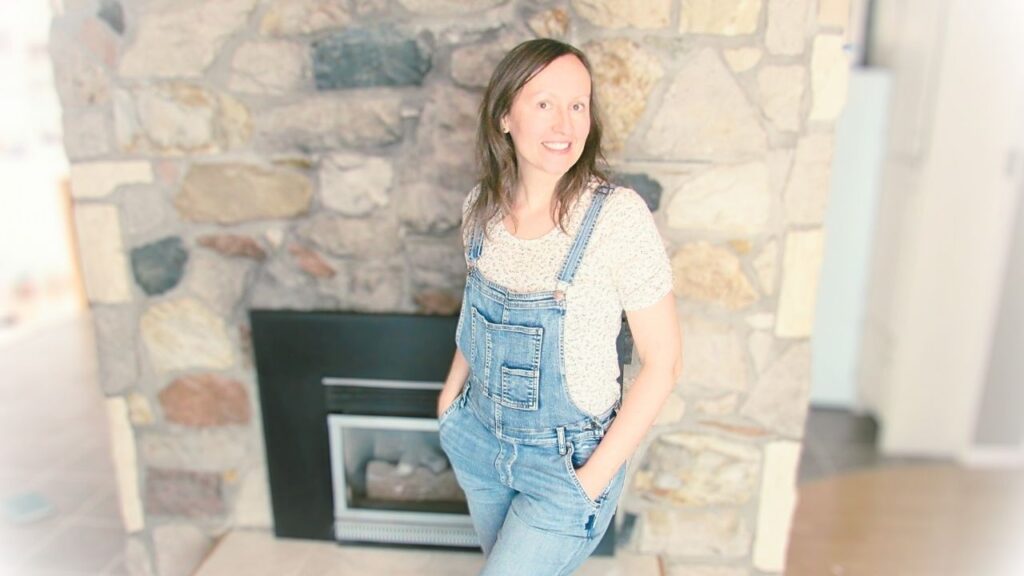 dziewczyna w ogrodniczkach i w białej bluzce