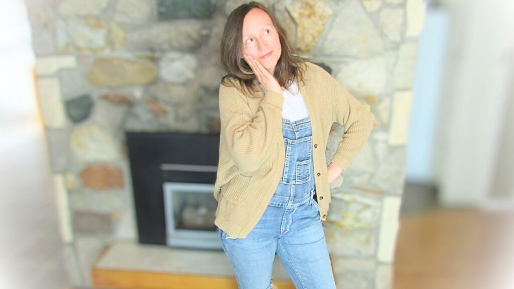 dziewczyna zamyślona w swetrze z Jax and Lennon i ogrodniczkach