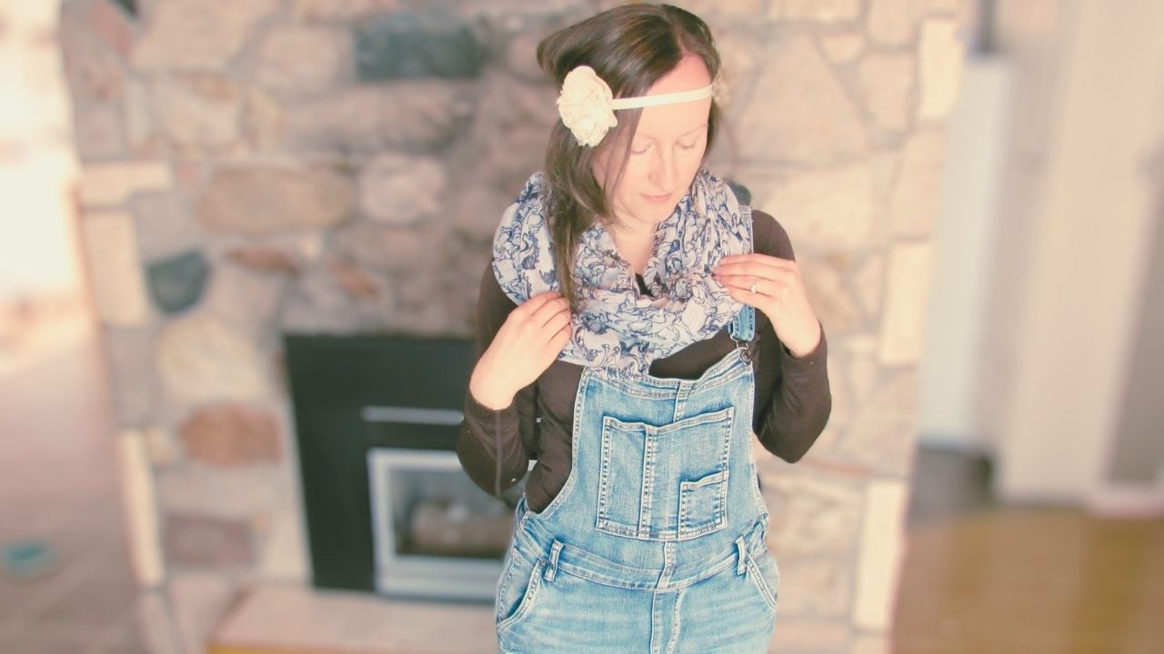 Dziewczyna robi wiosenne stylizacje w ogrodniczkach z hustką