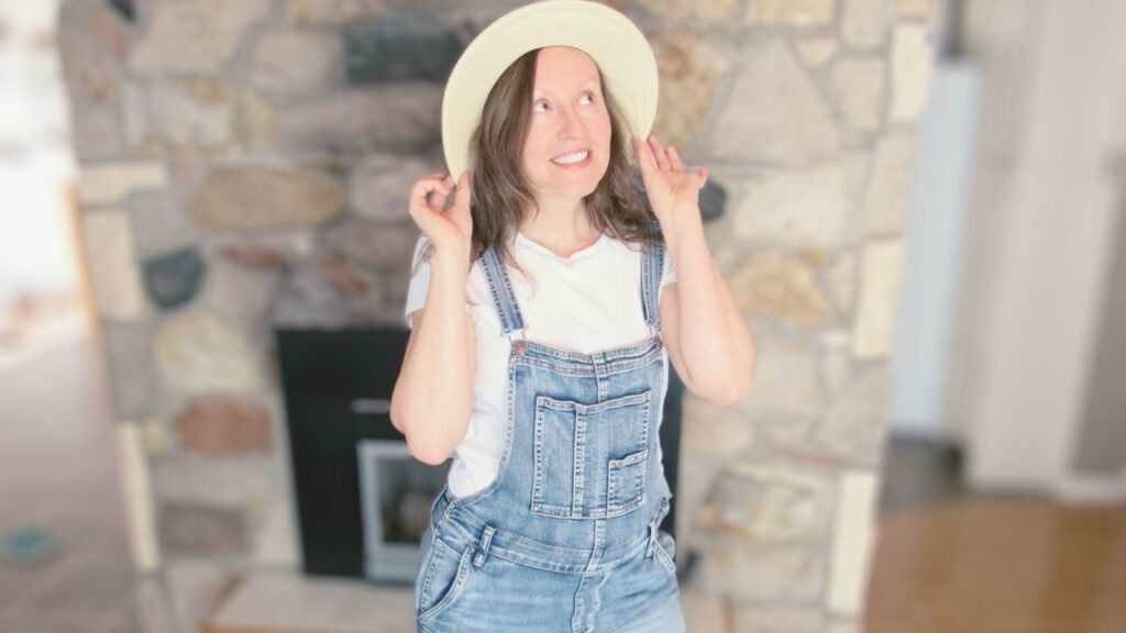 Wiosenne stylizacje z kapeluszem i ogrodniczkami