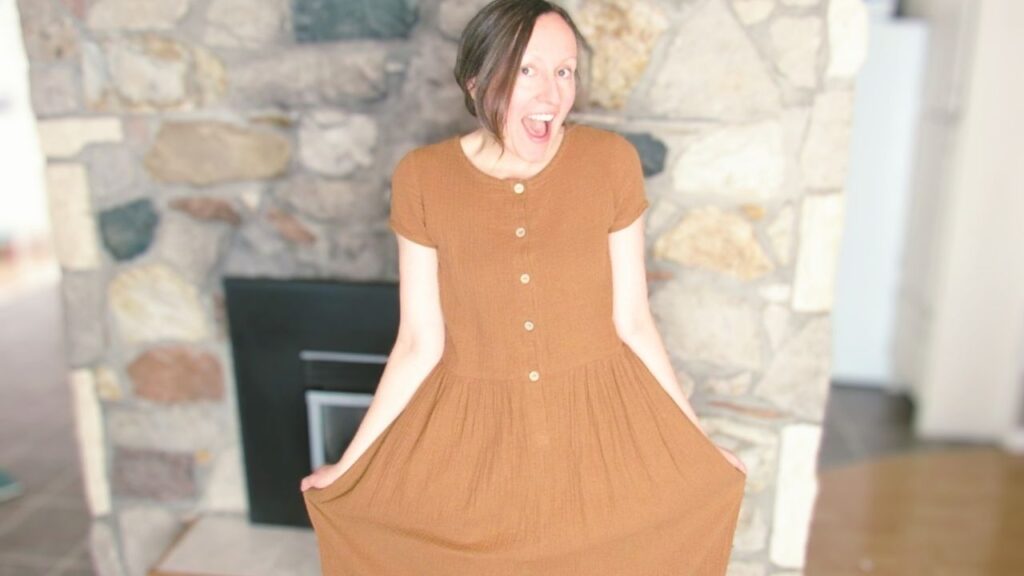 Wiosenne stylizacje w sukience karmelowej