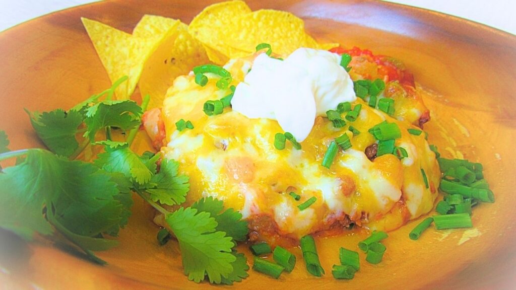 zapiekanka z mięsem mielonym po meksykańsku w drewnianej misce z bliska