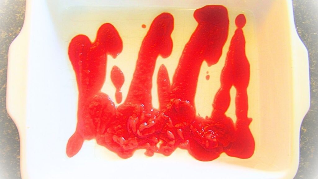 sos pomidorowy w białym naczyniu na zapiekankę