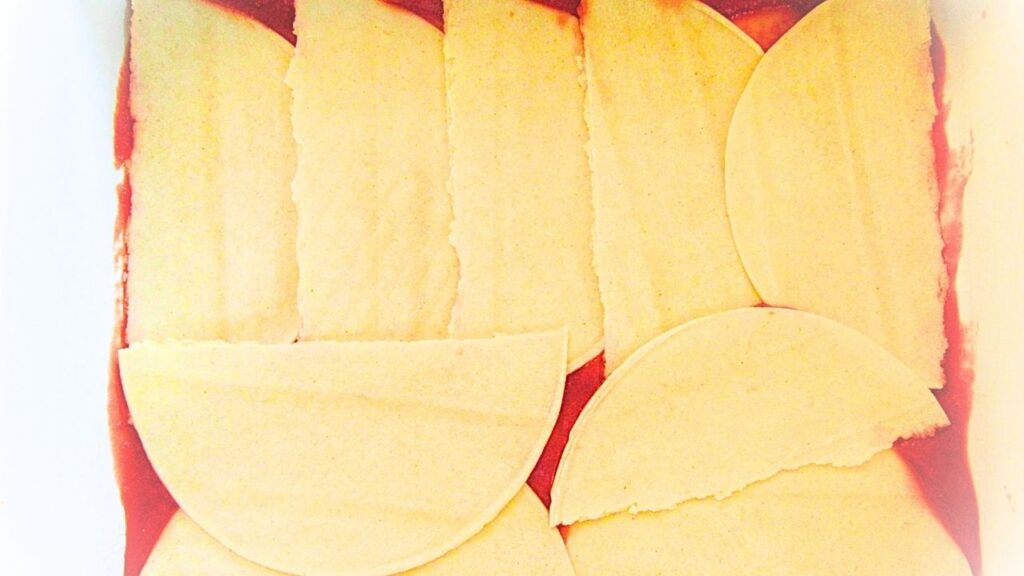 warstwa tortilli kukurydzianych na sosie pomidorowym