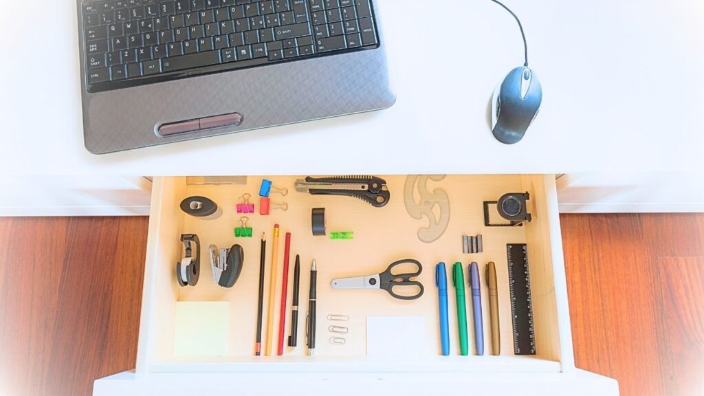 zorganizowana szuflada w biurku