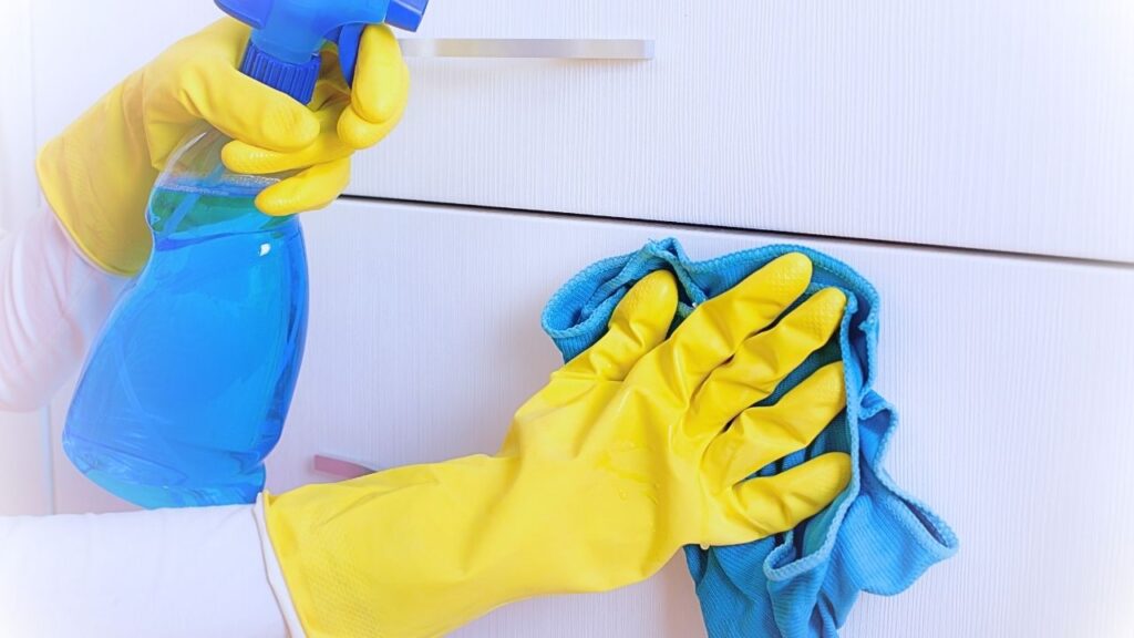 przecieranie szafek kuchennych