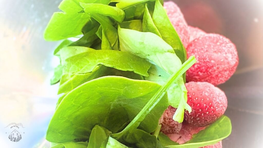 świeży szpinak i mrożone truskawki