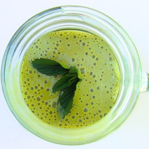 owocowy koktajl ze szpinakiem w szklance z liściem mięty