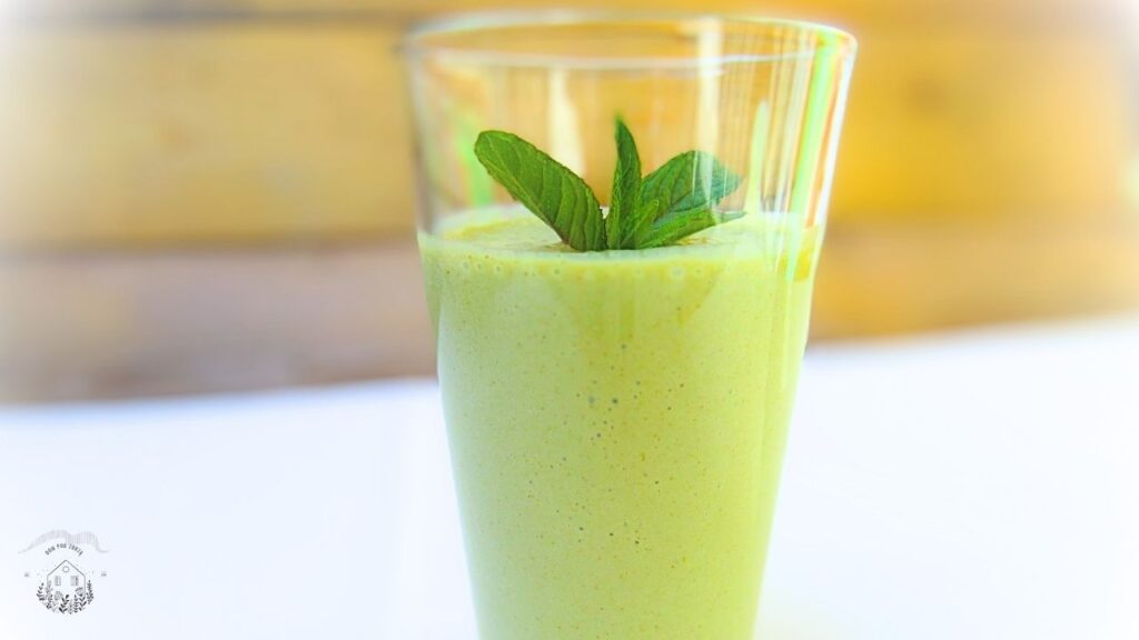 owocowy koktajl ze szpinakiem w szklance z liściem mięty