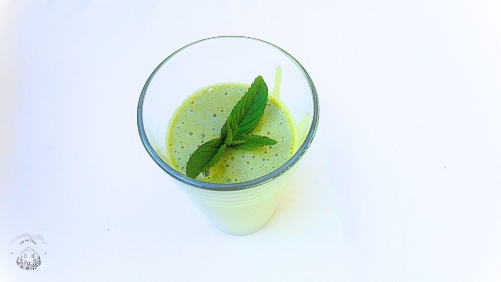 owocowy koktajl ze szpinakiem w szklance z liściem mięty