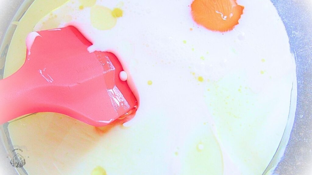 silikonowa szpatułka miesza mokre składniki na puszyste amerykańskie pancakes