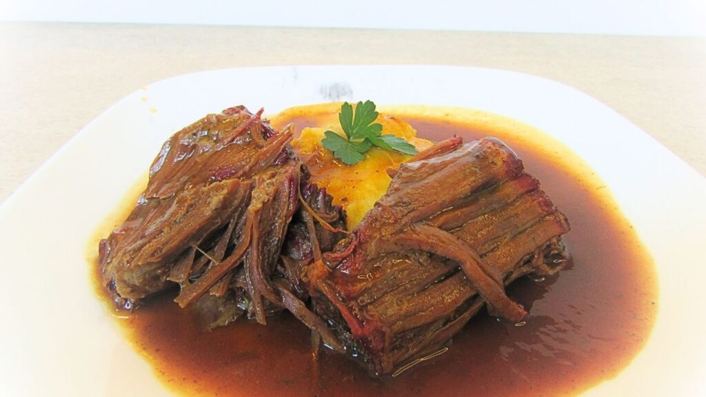 najlepsza pieczeń wołowa na talerzu