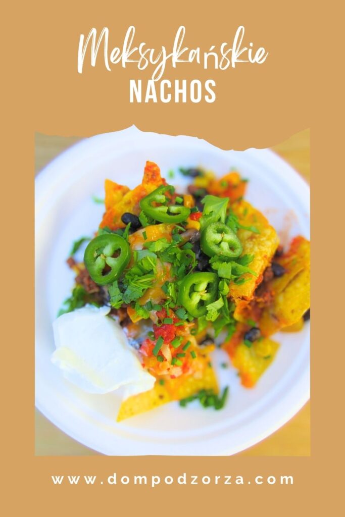 meksykańskie nachos z dodatkami na białym talerzu PIN