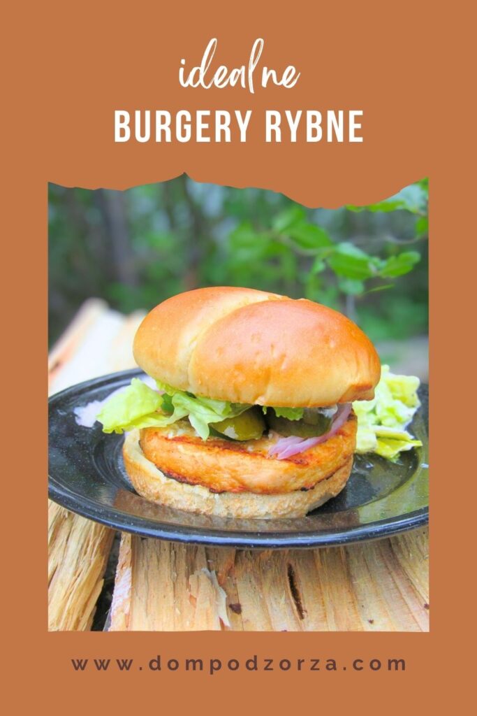 burger rybny na talerzu na kupie drzewa