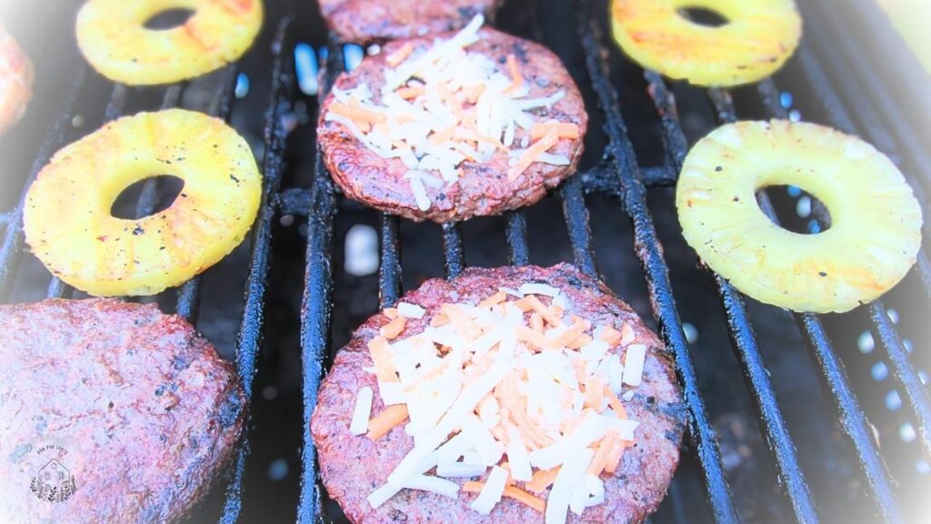 burgery wołowe i ananas na grilu