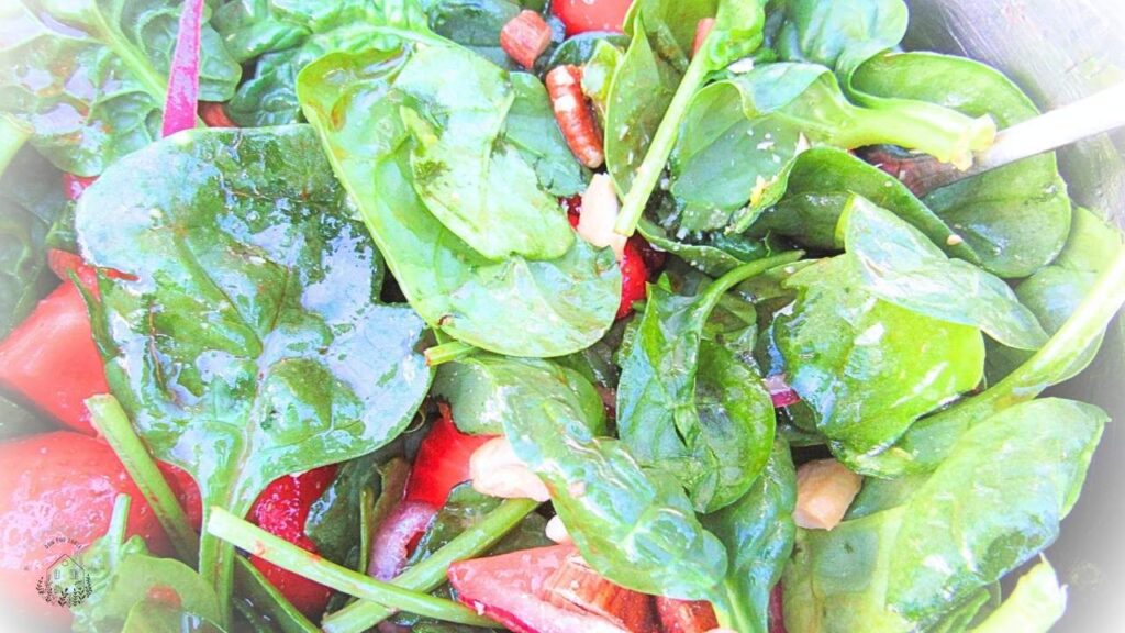 sałatka ze szpinakiem i truskawkami