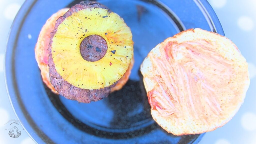 burger wołowy po hawajsku otwarty z widocznym sosem majonezowo bbq