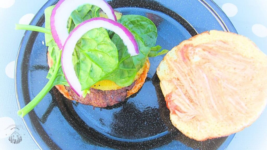 burger wołowy po hawajsku otwarty z widocznym sosem majonezowo bbq