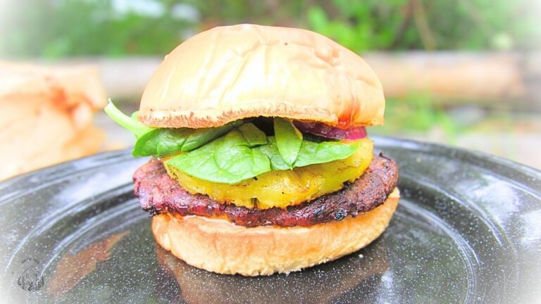 burger wołowy po hawajsku z ananasem na czarnym talerzu metalowym