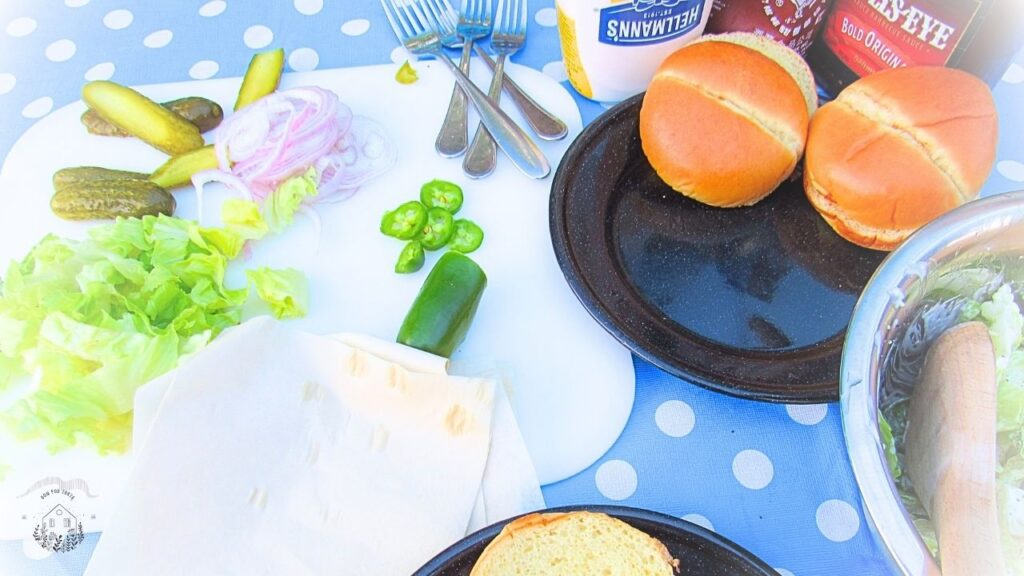 bułki na burgery rybne i pokrojone dodatki