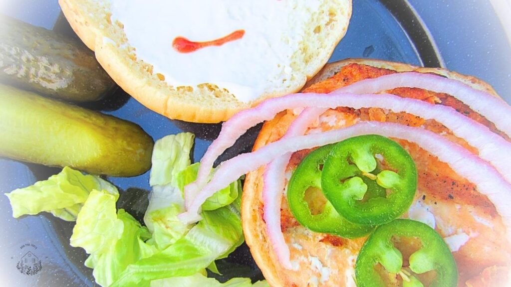 burger rybny z japalepo i cebulką w bułce