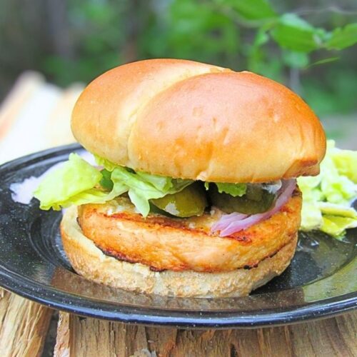 burger rybny z cebulą czerwoną, sałatą, jalapeno i majonezem