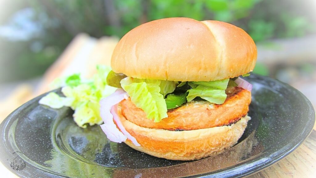 burger rybny z cebulą czerwoną, sałatą, jalapeno i majonezem