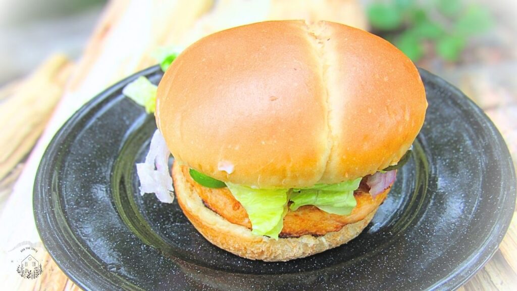 burger rybny z cebulą czerwoną, sałatą, jalapeno i majonezem