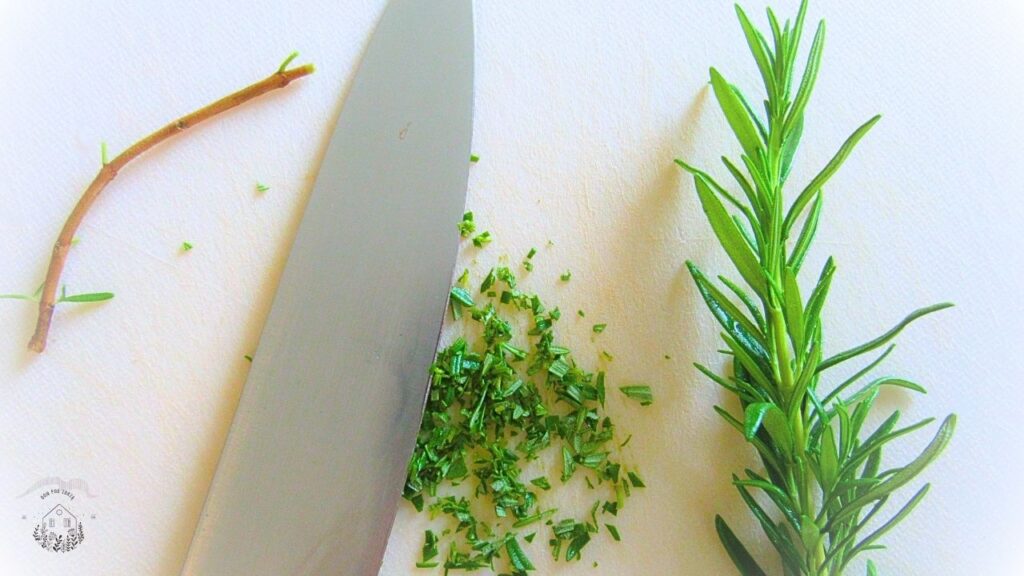 świeży rozmaryn i nóż