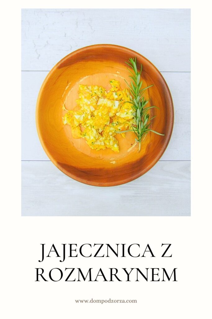 jajecznica z rozmarynem w drewnianej misce z rozmarynem świeżym na boku PIN