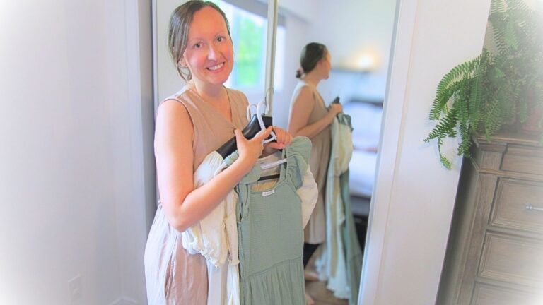 Letnie stylizacje przedstawiane przez dziewczynę trzymającą sukienki