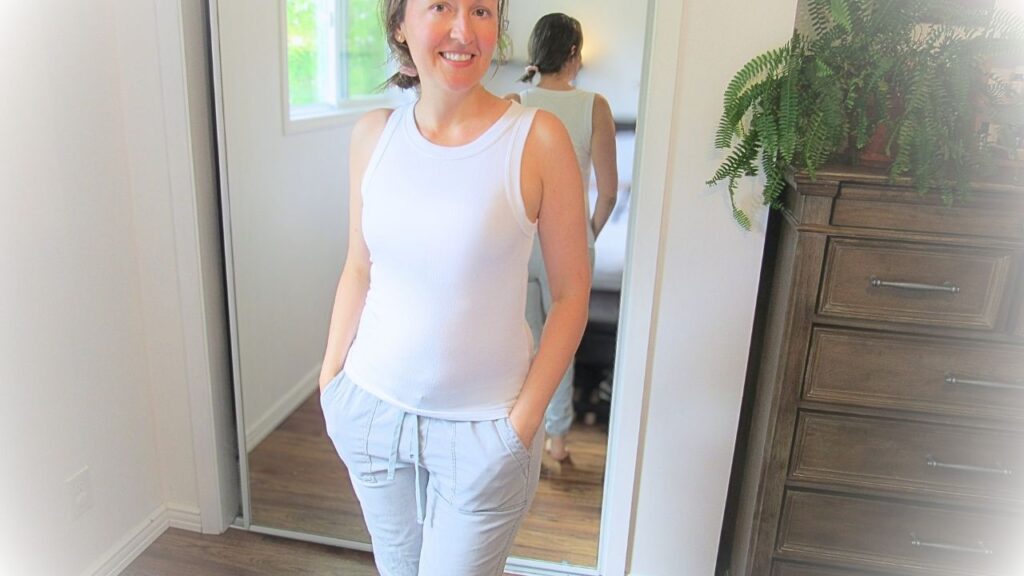 dziewczyna w białym bezrękawniku prezentuje letnie stylizacje