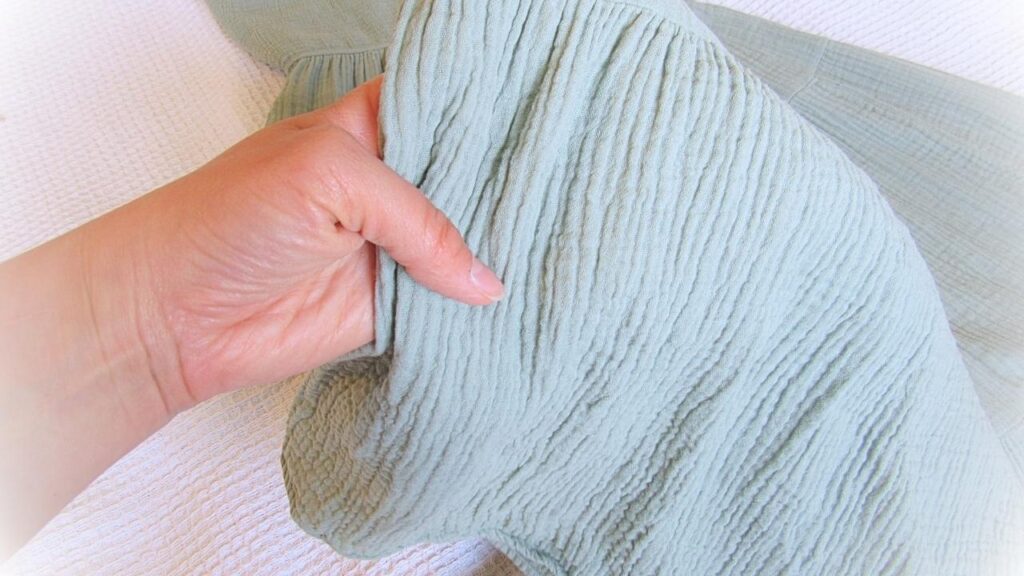 letnie stylizacje prezentujące muślinowy materiał