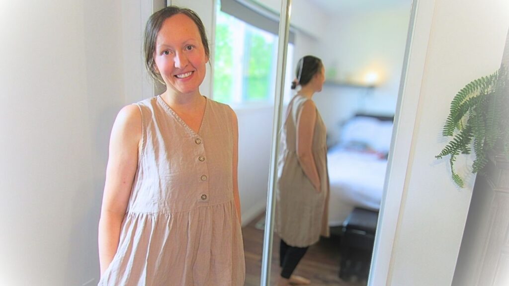 dziewczyna w sukience lnianej w kolorze taupe