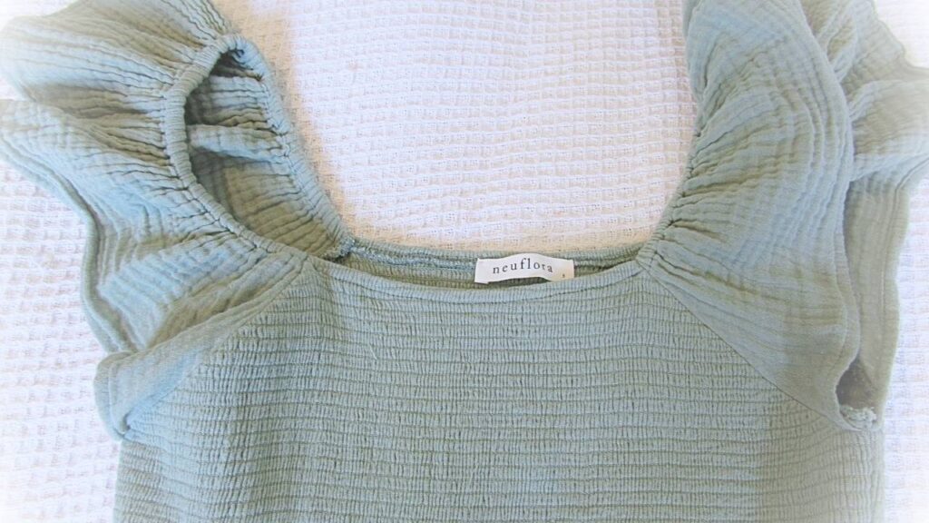 letnie stylizacje prezentujące sukienkę Corinne Neuflory