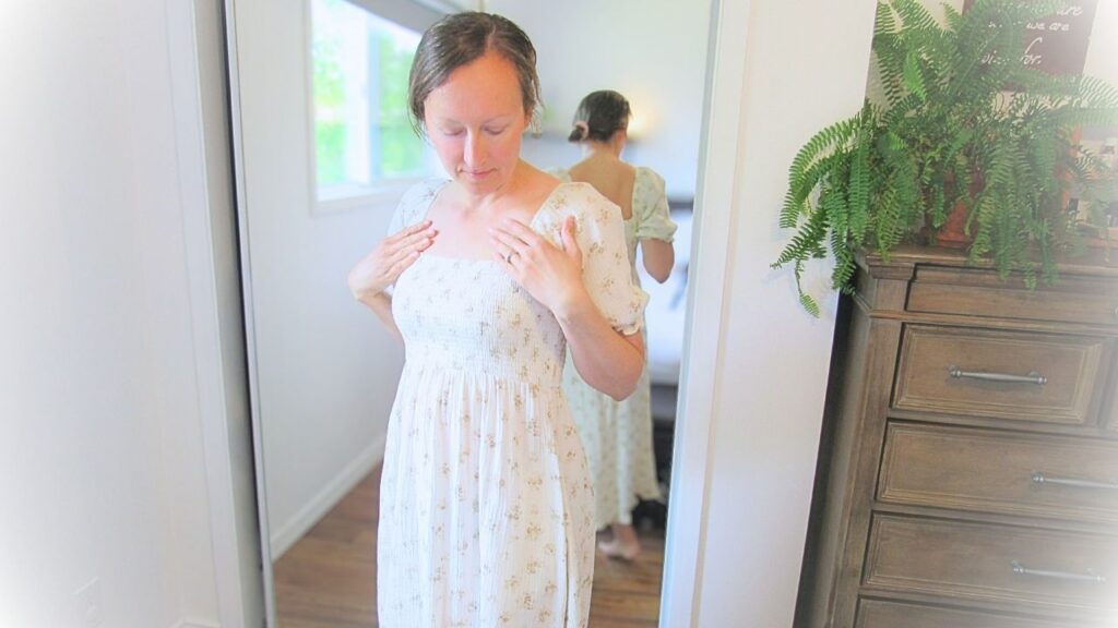 dziewczyna prezentująca stylizacje letnie w sukience z Neuflora