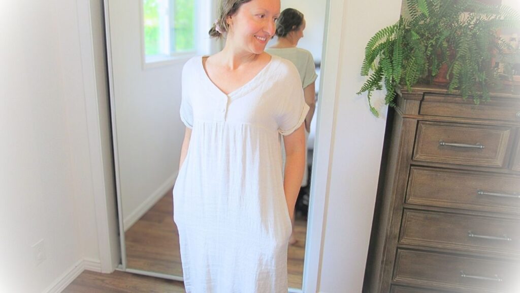 dziewczyna prezentująca letnie stylizacje w beżowej sukience Sauths