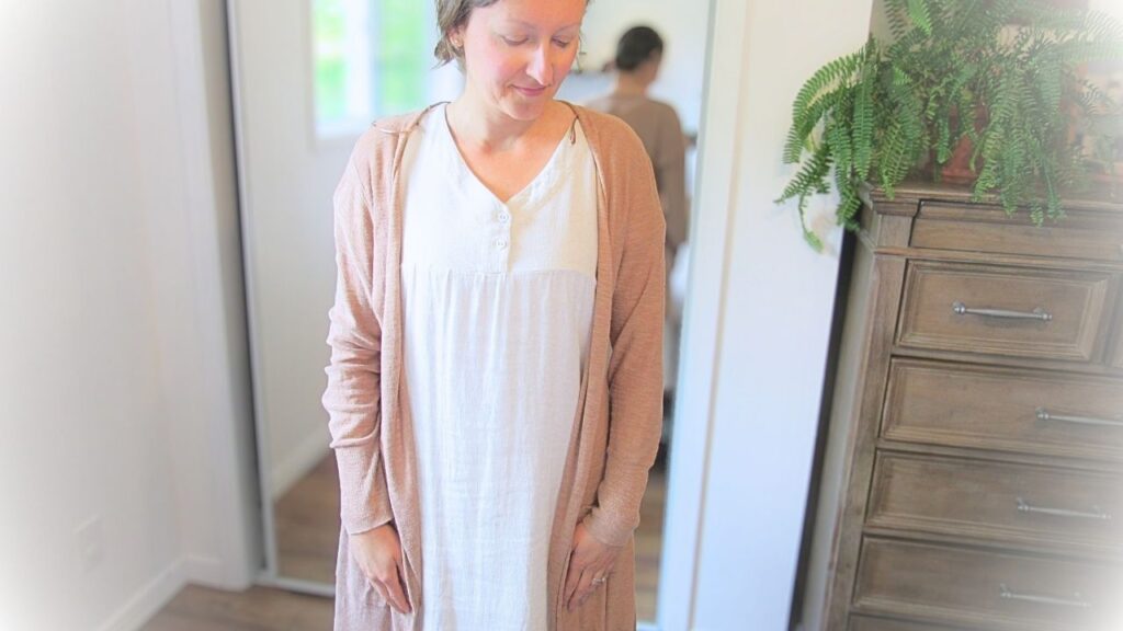 dziewczyna w lnianej sukience z Sauths z brązowym kardiganem