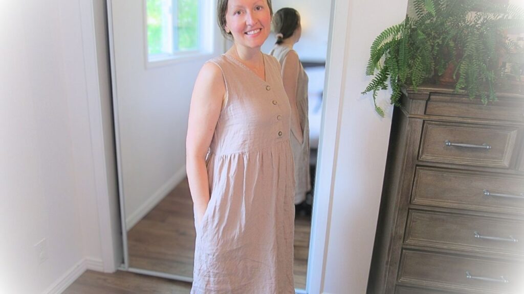 dziewczyna w sukience lnianej w kolorze taupe