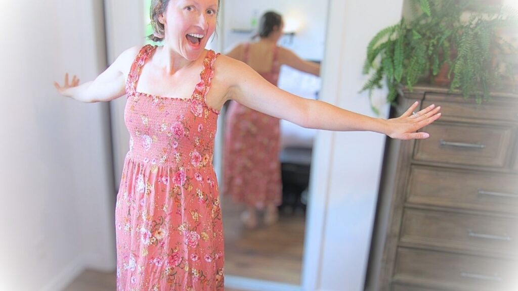 Dziewczyna prezentuje letnie stylizacje u siebie w pokoju z lustrem za sobą