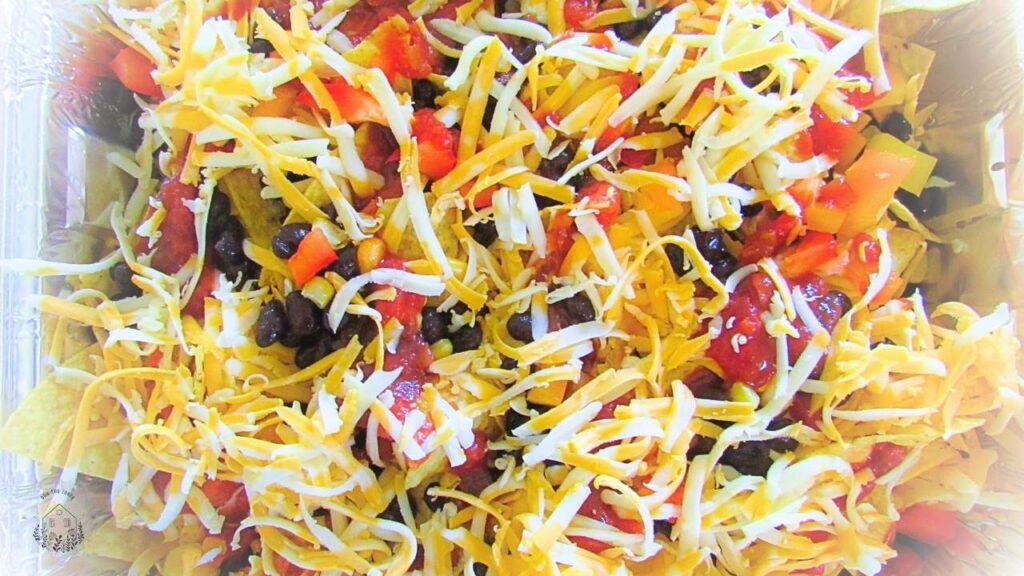 meksykańskie nachos przed pieczeniem