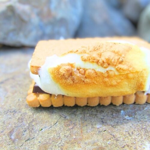 S'mores amerykańskie na kamieniu przy ognisku