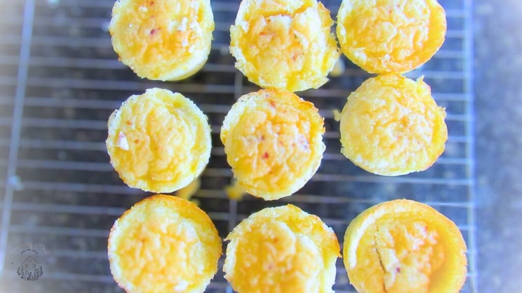 Muffiny jajeczna na kratce do chłodzenia w rządkach