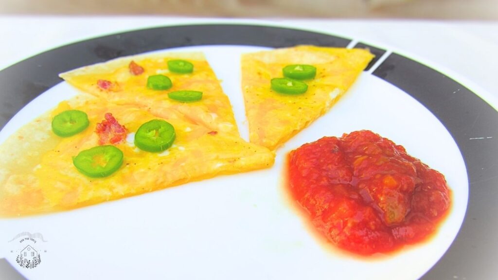 pizza na śniadanie na talerzu z salsą