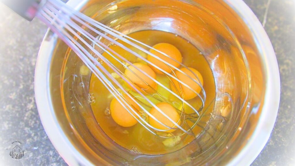 jajka w misce z ubijaczką