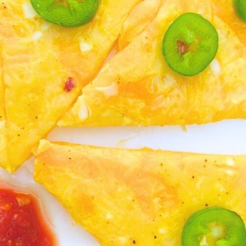 pizza na śniadanie na talerzu z salsą