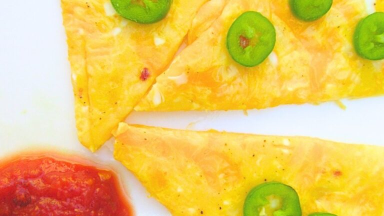 pizza na śniadanie na talerzu z salsą